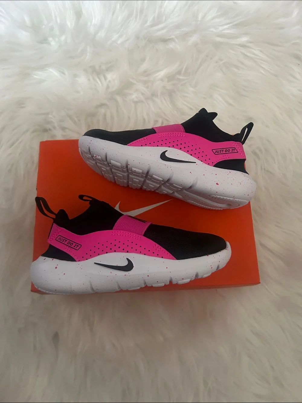 New in box pink and black nike flex runnner size 8